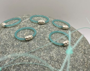 Bague modèle 100 % filet de pêche recyclé et perle martelée en argent sterling