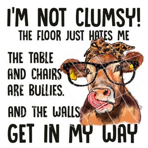 Peut inclure: Graphique humoristique avec une vache portant des lunettes et un bandana, la langue tirée. Le texte dit : « Je ne suis pas maladroite ! Le sol me déteste. La table et les chaises sont des brutes. Et les murs se mettent en travers de mon chemin. »