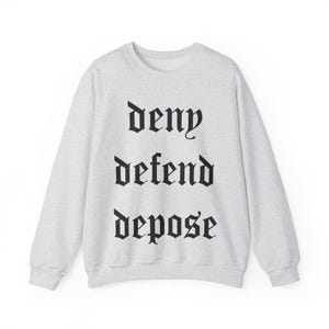 Deny Defend Depose Unisex Crewneck-tröja | UHO Healthcare, Aktivisttröja, Vänsterkläder, Progressiv Topp, Politiska Kläder bild 2