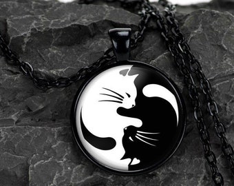 Ying Yang Katze Halskette mit Glas Cabochon Anhänger