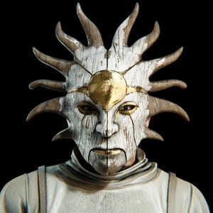 Może przedstawiać: Szczegółowe zbliżenie maski o słonecznym wzorze. Maska jest głównie biała z postarzaną fakturą drewna i złotymi akcentami. Posiada centralny złoty emblemat słońca i jest umieszczona na czarnym tle.