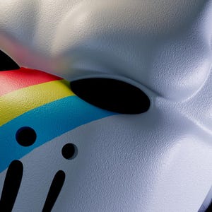 K&ouml;nnte beinhalten: Nahaufnahme einer wei&szlig;en Maske mit strukturierter Oberfl&auml;che. Die Maske hat ein Regenbogenstreifen-Design in Rot, Gelb und Blau. Die Maske hat zwei Augenl&ouml;cher und mehrere schwarze Ausschnitte.