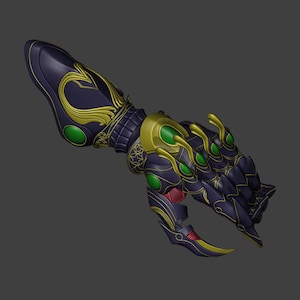 Op de afbeelding: Een gedetailleerde fantasiehandschoen in donkerblauw met gouden en groene accenten. De handschoen heeft ingewikkelde ontwerpen, waaronder gebogen lijnen en cirkelvormige groene edelstenen. De klauwachtige vingers hebben rode details.