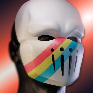 K&ouml;nnte beinhalten: Wei&szlig;e Maske mit einem bunten Regenbogenstreifen &uuml;ber dem Mundbereich. Die Maske hat Augenl&ouml;cher und mehrere vertikale Schlitze. Der Hintergrund ist ein Farbverlauf von Rot und Schwarz.