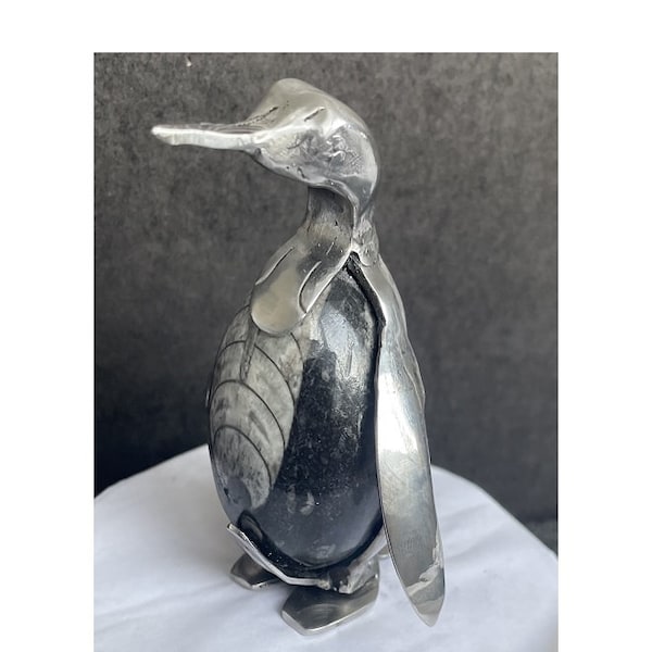Upcycled niedliches Metall und ein fossiler Pinguin „watscheln“ die Orthoceras-Fossil-Pinguin-Skulptur