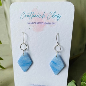 Diamant Hängeohrringe | Blau und Durchscheinend | Polymer Clay | Versilbert | Harz