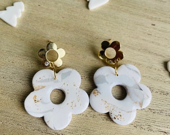 Pendientes de flores de arcilla polimérica hechos a mano, hoja de oro y circonita cúbica.