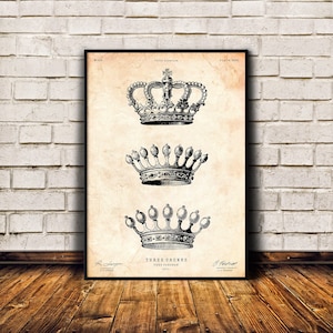 Peut inclure: Une illustration vintage de trois couronnes, avec le texte "Three Crowns, Three Corollas, 1871." Les couronnes sont dessinées à l'encre noire sur un fond crème.