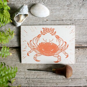 Imprimé lino carte de voeux crabe avec motif feuille | Linogravure orange originale | Carte réutilisable | Fait à la main par une erreur d'impression