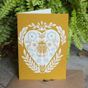 Biglietto di auguri con cuore stampato su lino con coccinella / Riproduzione digitale della stampa originale su lino / Design ecologico e riutilizzabile