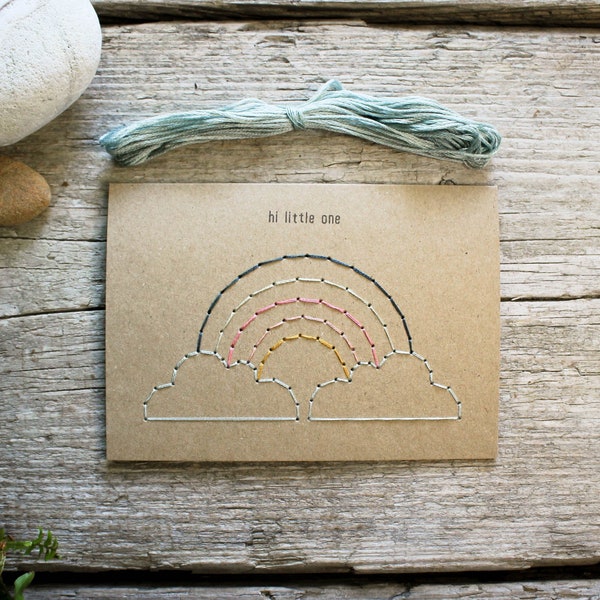 Carte cousue pour bébé et femme enceinte - Salut Little One| Carte brodée à la main et réutilisable | Conception mentale mal imprimée | Cadeau de fête de naissance