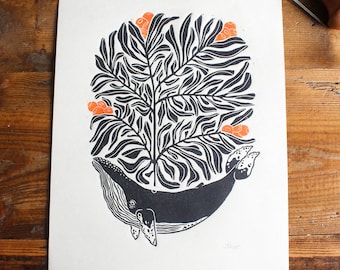 Stampa su linoleum di una balena realizzata a mano / Stampa a blocchi di balena e foglia / Stampa su linoleum colorata in formato A4 / Opera d'arte originale da parete / Decorazione per la casa / Regalo fatto a mano