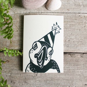 Verjaardagskaart papegaaiduiker | Digitale reproductie van originele linosnede | Kaart dier met hoed | Vogelcadeaubon | Feestkaart