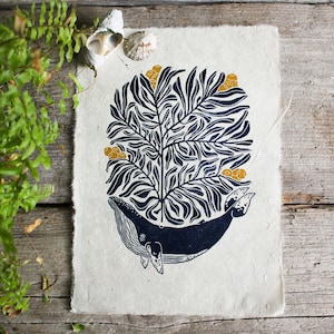 Linoleografia di balena stampata a mano / Stampa a blocchi di balena e foglia / Linoleografia colorata A4 / Arte murale originale / Decorazione per la casa / Regalo fatto a mano