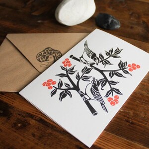Biglietto d'auguri con due uccellini e bacche / Riproduzione digitale di una stampa originale su linoleum / Design ecologico e riutilizzabile / Arte animale immagine 2