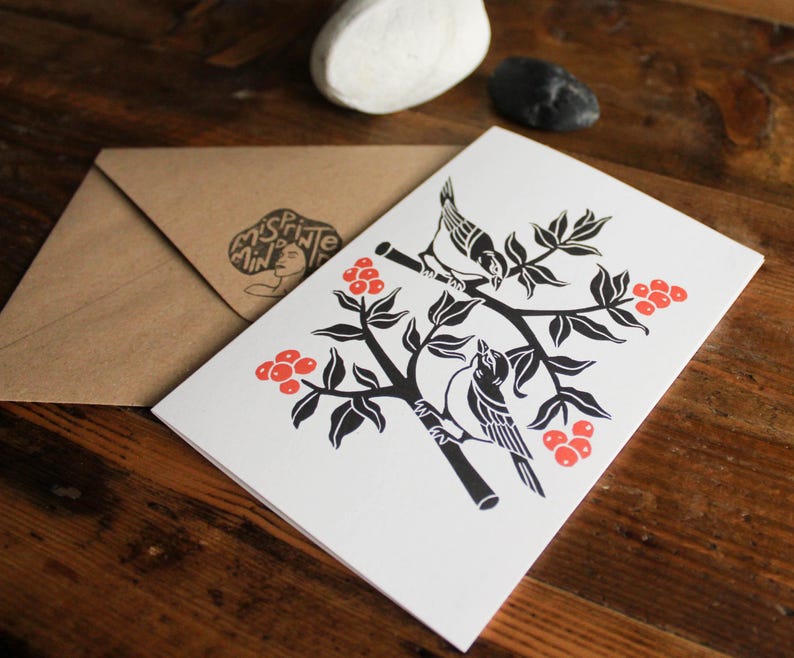 Biglietto d'auguri con due uccellini e bacche / Riproduzione digitale di una stampa originale su linoleum / Design ecologico e riutilizzabile / Arte animale immagine 2