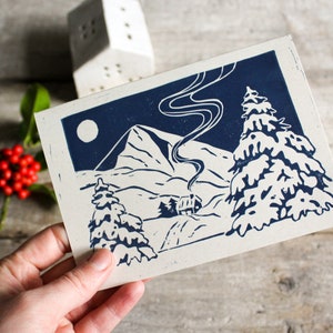 Carte de paysage hivernal en linogravure | Carte de Noël originale à thème « Montagnes enneigées » à thème Lino | Carte de Noël réutilisable | Erreur d'impression dans l'esprit
