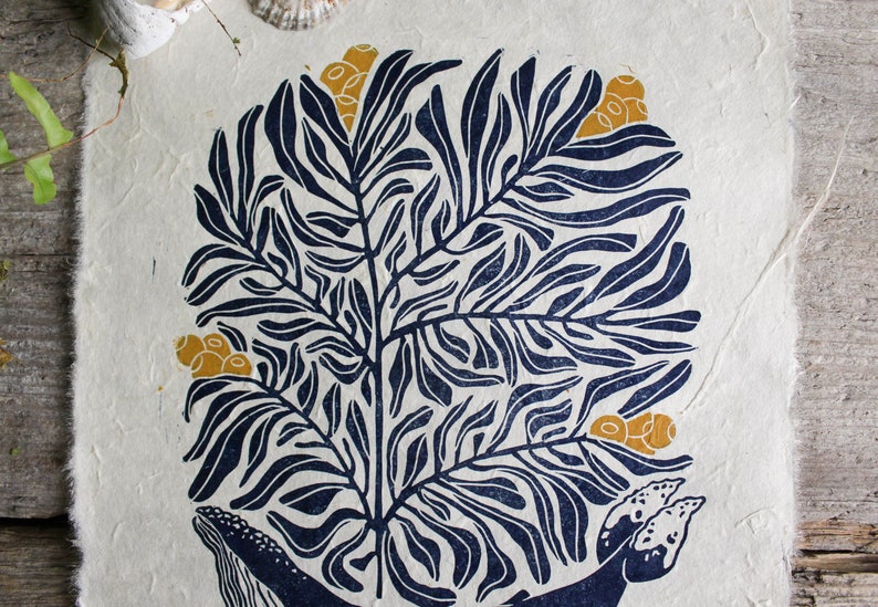 Stampa su linoleum di balena stampata a mano / Stampa a blocchi di balena e foglie / Stampa su linoleum A4 colorata / Arte da parete originale / Decorazione per la casa / Regalo fatto a mano immagine 5