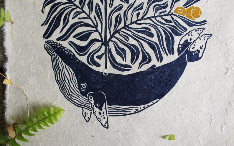 Stampa su linoleum di balena stampata a mano / Stampa a blocchi di balena e foglie / Stampa su linoleum A4 colorata / Arte da parete originale / Decorazione per la casa / Regalo fatto a mano immagine 4