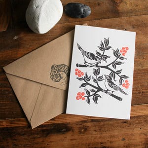 Biglietto d'auguri con due uccellini e bacche / Riproduzione digitale di una stampa originale su linoleum / Design ecologico e riutilizzabile / Arte animale immagine 1