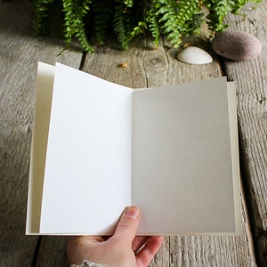 Reusable greeting card thanks to its blank, removable inner sheet.