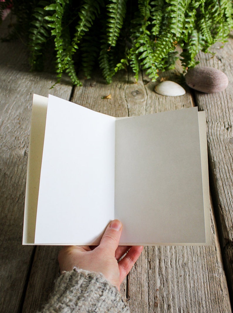 Reusable greeting card thanks to its blank, removable inner sheet.