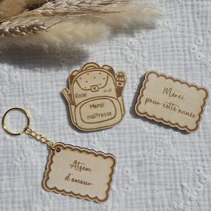 Cadeau de fin d’année – Magnet ou porte-clé en bois personnalisé pour maitresse ou ATSEM