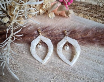 Boucles d'oreilles mariage blanc et or ~ argile polymere ~ perle / fait main