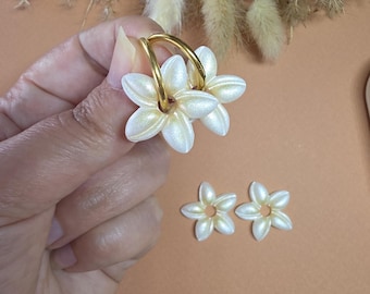 Boucles d’oreilles pampilles créoles tiaré nacrée , bijou été femme, fleur