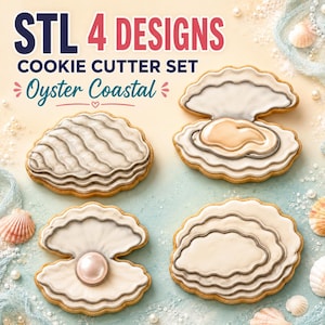 Op de afbeelding: Een set van vier koekjesvormen met oesterthema, weergegeven door versierde koekjes. De tekst luidt STL 4 DESIGNS COOKIE CUTTER SET Oyster Coastal. De koekjes hebben de vorm van verschillende oesterschelpen, waarvan één met een parel, met glazuur in beige, wit en grijstinten.