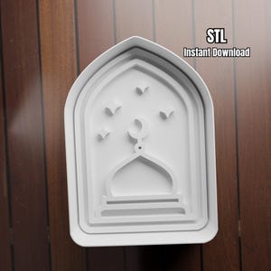 Può includere: Tagliapasta in plastica bianca a forma di moschea con luna crescente e stelle. Il testo "STL Instant Download" si trova nell'angolo in alto a destra. Il tagliapasta è posto su uno sfondo di venature del legno scuro.