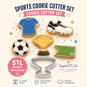 Op de afbeelding: Een verzameling sportkoekjes, waaronder een voetbal, een trofee, een voetbalschoen, een shirt en een wimpel. De koekjes zijn versierd met levendige kleuren en maken deel uit van een "SPORTS COOKIE CUTTER SET". De afbeelding bevat ook een koekjesvorm.
