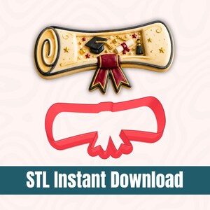 Op de afbeelding: Een koekje en een koekjesuitsteker met een diploma-thema. De koekje heeft de vorm van een rol met een baret, een diploma en een kwast. De uitsteker is rood en heeft de vorm van de rol met een lint. De tekst "STL Instant Download" staat onderaan.