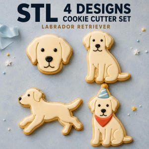 Op de afbeelding: Vier Labrador Retriever koekjesontwerpen in een STL-uitsteekvormpjes set. De koekjes zijn versierd met lichtbruin glazuur, zwarte ogen en neuzen. Eén hond draagt een blauw-wit gestreepte feesthoed en een oranje bandana. Tekst STL 4 DESIGNS.
