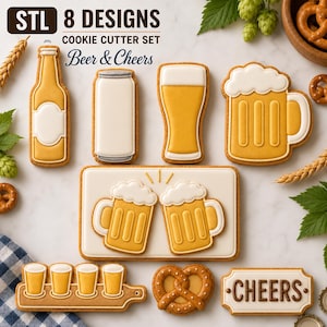 Op de afbeelding: Een set van 8 koekjesvormen met bierthema, waaronder een fles, een blikje, een glas, een bierpul, twee klinkende pullen, een plankje met vier glazen, een krakeling en een rechthoekig bordje met de tekst "CHEERS" in bruine letters.