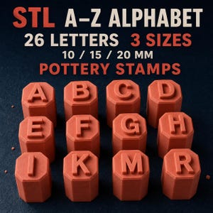 Puede incluir: Un juego de sellos para cerámica color terracota con las letras A, B, C, D, E, F, G, H, I, K, M y R. El texto dice STL A-Z ALPHABET 26 LETTERS 3 SIZES 10 / 15 / 20 MM POTTERY STAMPS. Cada sello tiene una base octogonal.