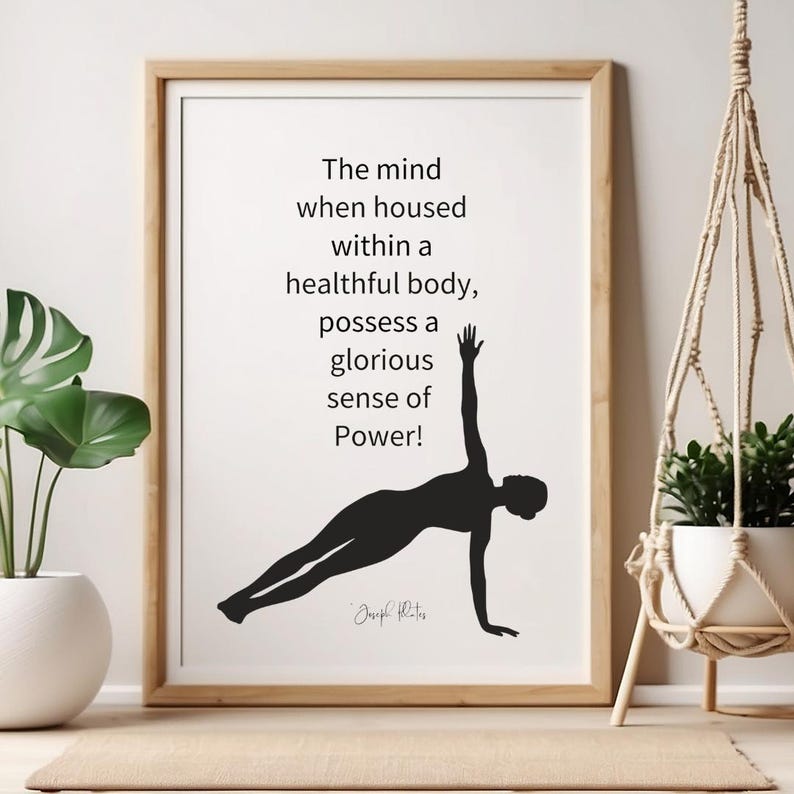 Peut inclure: Impression murale imprimable en noir et blanc avec la silhouette d'une personne faisant une planche avec la citation "The mind when housed within a healthful body, possess a glorious sense of Power!"