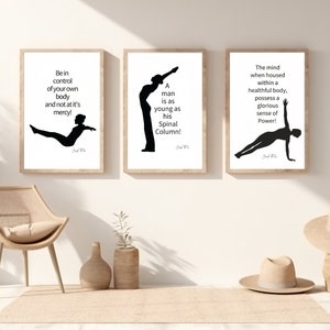Peut inclure: Trois affiches de motivation en noir et blanc avec des citations inspirantes sur le corps et l'esprit. Les affiches pr&eacute;sentent des silhouettes de personnes en poses de yoga.
