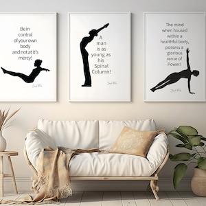 Peut inclure: Trois affiches de motivation en noir et blanc avec des silhouettes de personnes en poses de yoga. Les affiches ont un fond blanc et du texte noir. Le texte sur les affiches se lit comme suit : "Soyez ma&icirc;tre de votre propre corps et ne le laissez pas vous dominer !"  "Un homme est aussi jeune que sa colonne vert&eacute;brale !"  "L'esprit, lorsqu'il est log&eacute; dans un corps sain, poss&egrave;de un sentiment glorieux de puissance !"