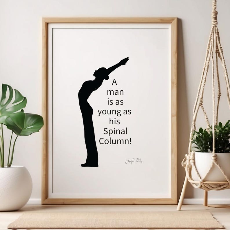 Peut inclure: Impression d'art imprimable en noir et blanc repr&eacute;sentant une silhouette d'une personne en position de yoga avec le texte "Un homme est aussi jeune que sa colonne vert&eacute;brale !"