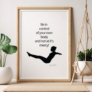 Peut inclure: Affiche murale imprimable en noir et blanc avec la silhouette d'une femme en position de yoga et le texte "Be in control of your own body and not at it's mercy!"