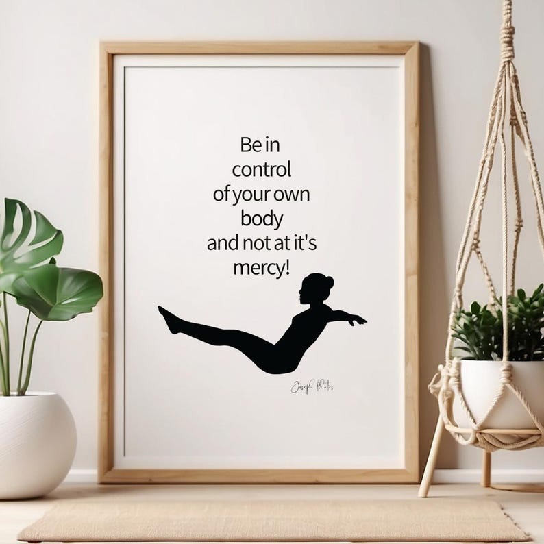 Peut inclure: Affiche murale imprimable en noir et blanc avec la silhouette d'une femme en position de yoga et le texte "Be in control of your own body and not at it's mercy!"