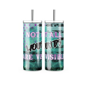 Könnte beinhalten: Zwei Edelstahlbecher mit Deckel und Strohhalmen. Die Becher haben ein blaugrünes und weiß gestreiftes Design mit einem Used-Look. Der Text "Not all wounds are visible" ist in Schwarz und Lila auf die Becher gedruckt.