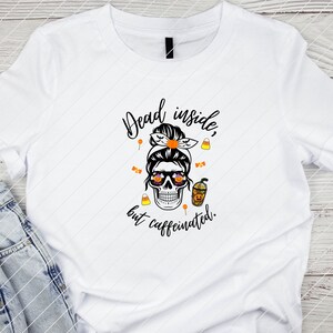 Mort à l’intérieur mais design caféiné, crâne de chignon en désordre PNG, Halloween mort à l’intérieur télécharger, Skeleton désordonné maman bun file, Café citrouille PNG.