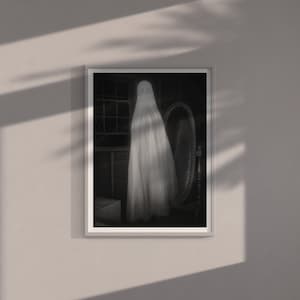 Impresión de arte mural de flores etéreas, descarga digital de espectro fantasmal, obra de arte de Halloween imprimible, impresión de fantasma inquietante, arte mural floral de fantasmas