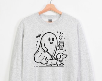 Könnte beinhalten: Ein graues Sweatshirt mit einer schwarz-weißen Illustration eines Geistes, der eine Kaffeetasse hält und einen Dackel ausführt.