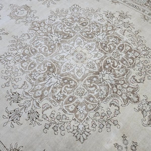 Medallion & Floral Design in Vintage 1960s Oushak Wool Rug - 9&#39;6&quot; x 12&#39;2&quot; // Large Oushak Rug, Vintage Turkish Rug, Neutral Oversized Rug