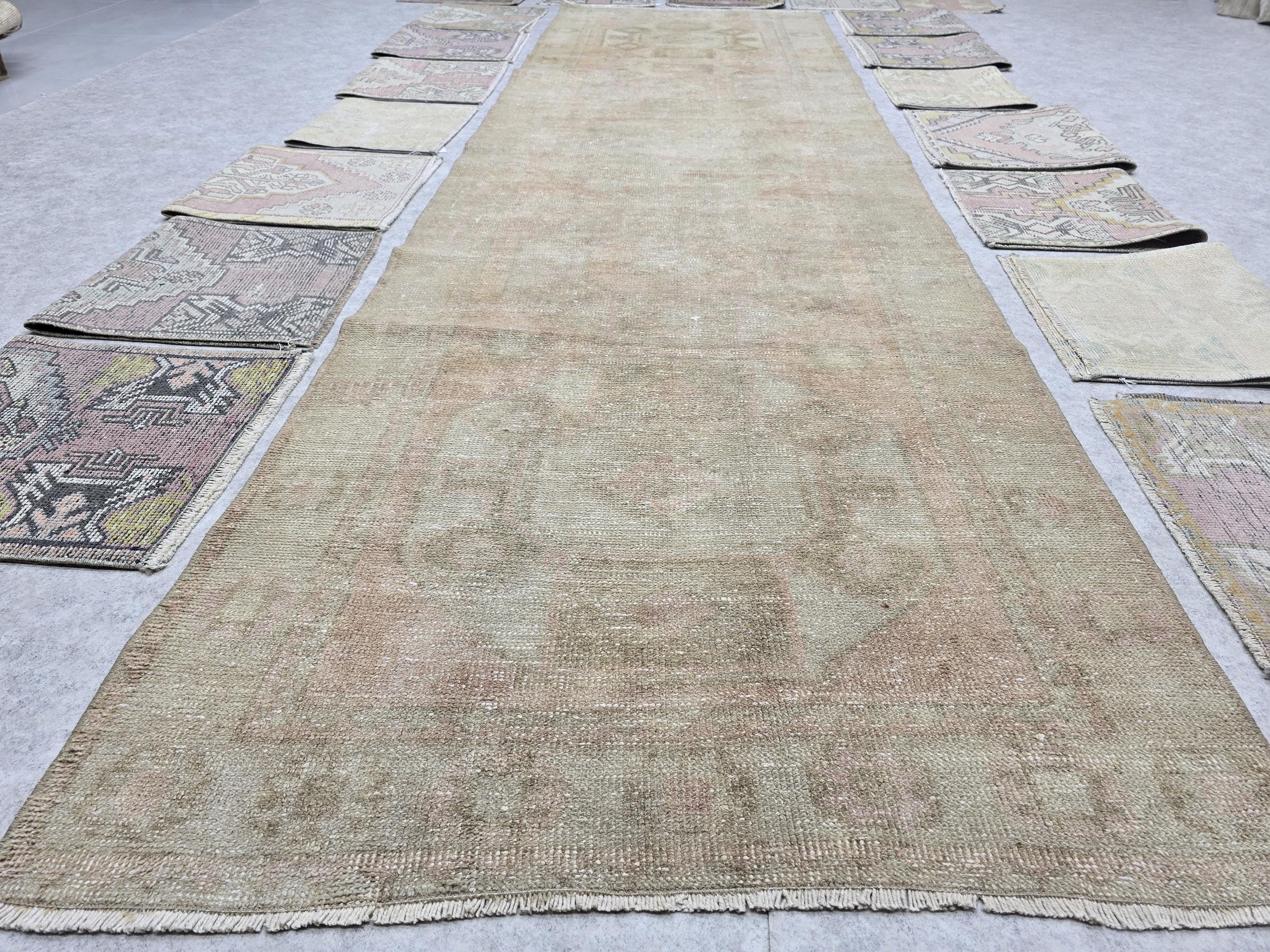 Tapis de passage turc brun délavé 3'6" x 11'11"// tapis de passage vintage, tapis de passage en laine neutre, tapis de cuisine, tapis pour couloir, tapis de passage en détresse