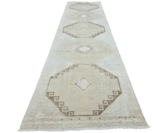 Tapis Oushak beige 3 pi 0 po. x 11 pi 2 po. // tapis oushak crème, tapis vintage estompé, tapis en laine neutre, tapis vintage, tapis turc