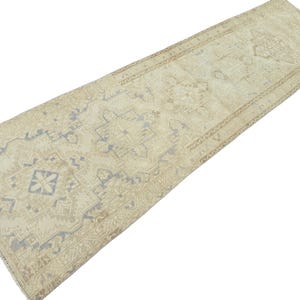 Tapis de couloir Oushak délavé, 96,5 cm x 345,5 cm, tapis vintage turc en laine, motif géométrique délavé, tapis de couloir/cuisine des années 1970